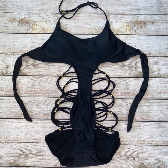 Sexy One Piece - Picture 8 of 11